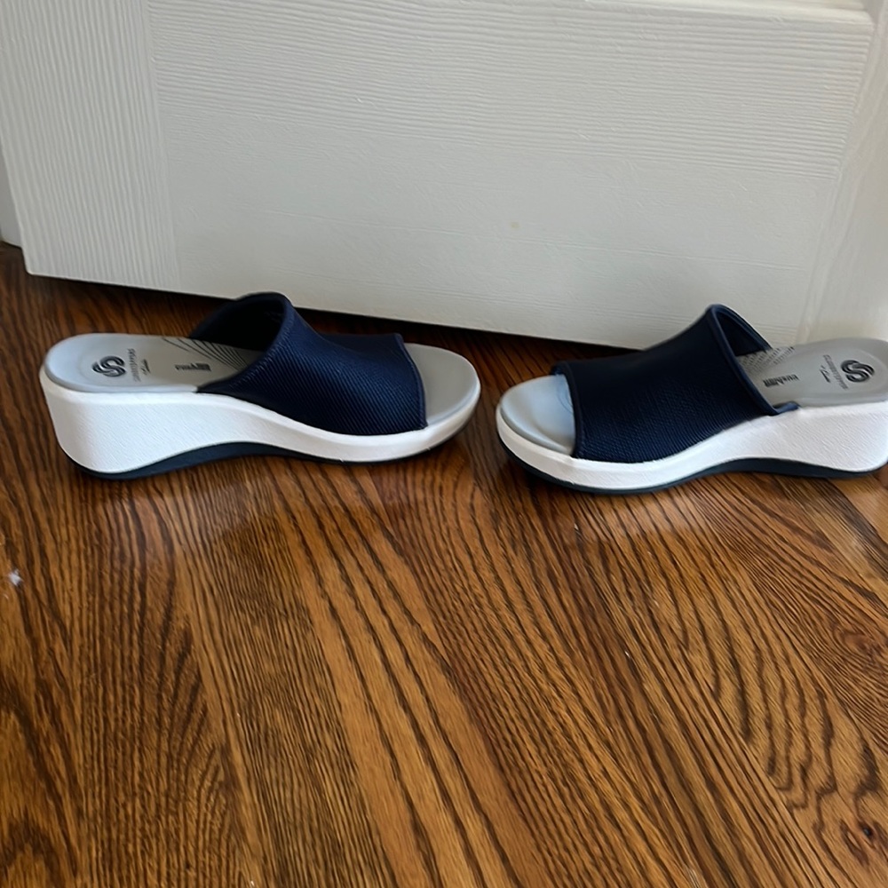 Cloudsteppers navy blue and white sander.  Never warn. Brand new. 7M